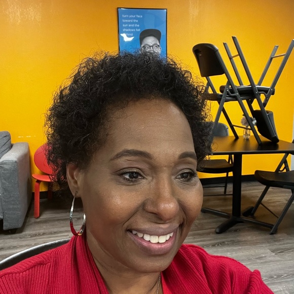 Meet your Posher, Lisa - Picture 6 of 6